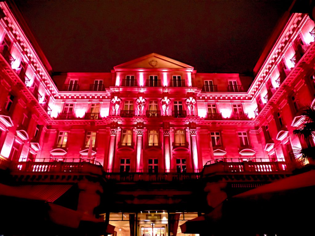 Steigenberger Frankfurter Hof als pinkfarbenes Mahnmal 