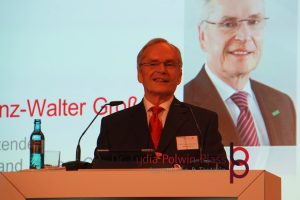 Prof. Dr. Heinz-Walter Große, der Vorstandsvorsitzende der HessenChemie