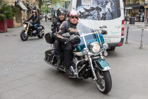Foto: Stadtverordnetenvorsteher Stephan Siegler auf einer Harley kommt mit seinem Sohn Leon, zum Motorradfrühstück im Steigenberger Frankfurter Hof.