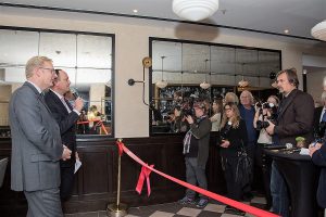 Pressefototermin mit Hoteldirektor Moritz Klein und Wirtschaftsdezernent Markus Frank 