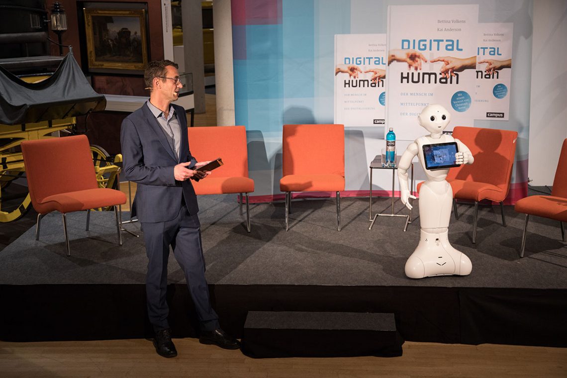 Digital human: Veränderungsexperte Kai Anderson interviewte Roboter Pepper
