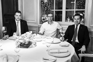 Sommelier Sebastian Höpfner, Sternekoch Patrick Bittner und Restaurantchef Nils Blümke im Restaurants Français des Hotels Steigenberger Frankfurter Hof (von links)