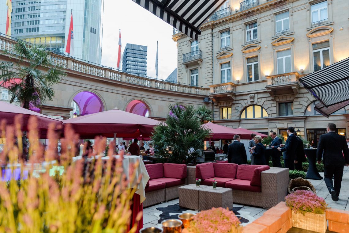 Steigenberger Frankfurter Hof: Grill & Chill-Events auf der Ehrenhofterrasse mit Live-Musik