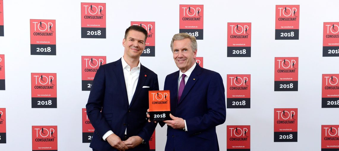 Bundespräsident a.D. Christian Wulff gratulierte Promerit-Vorstand Armin von Rohrscheidt zum Top Consultant Award 2018