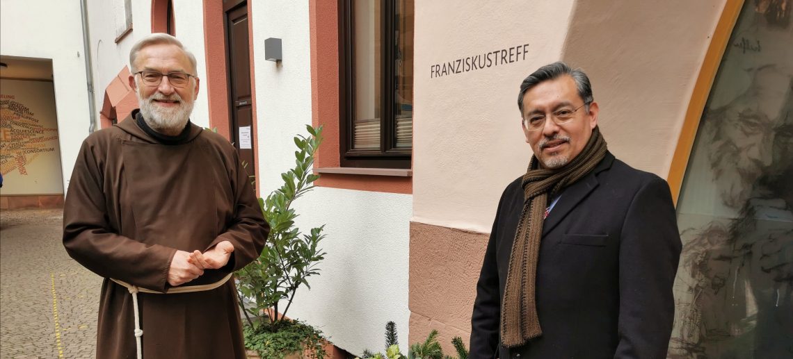 „Ich möchte obdachlosen Menschen direkt helfen“ Bruder Paulus und Rubén Zárate im Franziskustreff