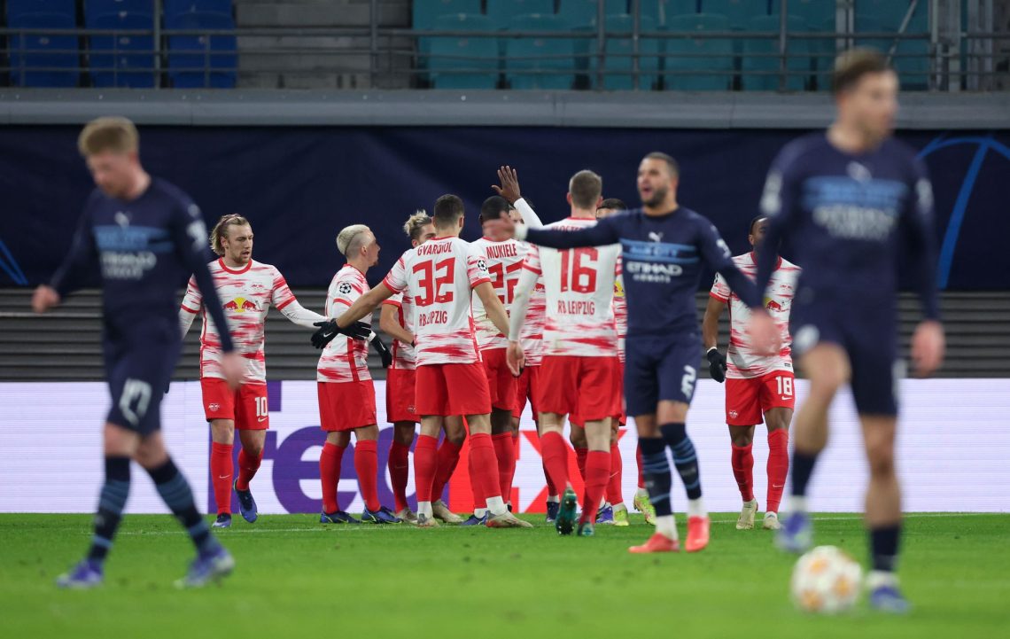 Leipzigs Spieler (hinten) bejubeln das Tor zum 1:0 gegen die Gäste aus Manchester.