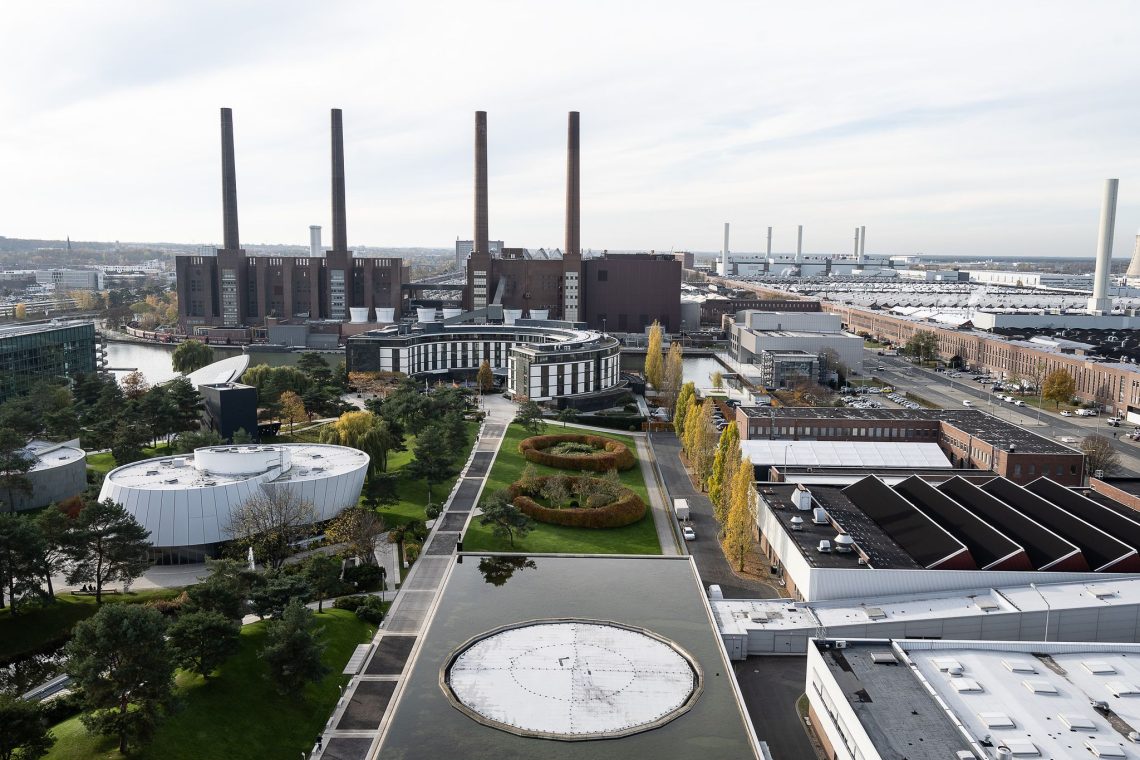 Blick auf das Gelände des Stammwerks von Volkswagen in Wolfsburg.
