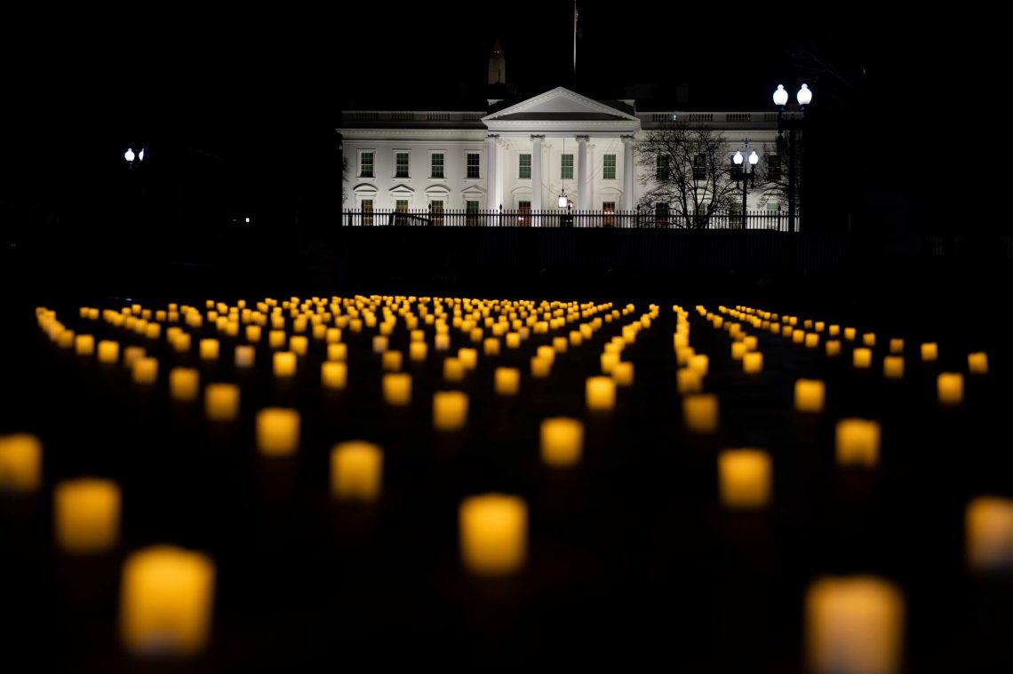 Mahnwache bei Kerzenschein vor dem Weißen Haus in Washington, um aller Pflegekräfte zu gedenken, die an Covid-19 gestorben sind (Archivbild).