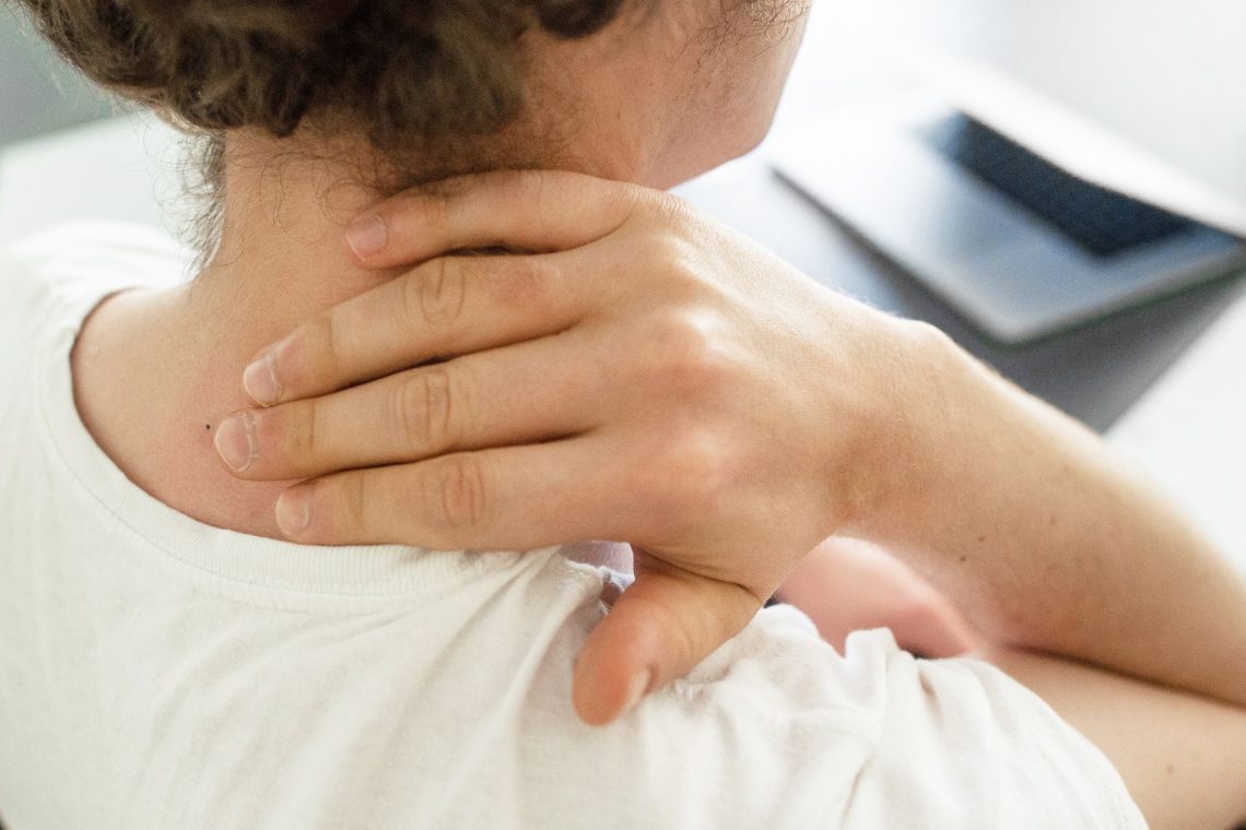 Arbeiten im Homeoffice - Rückenschmerzen und Muskelverspannungen gehören zu den negativen Folgen.