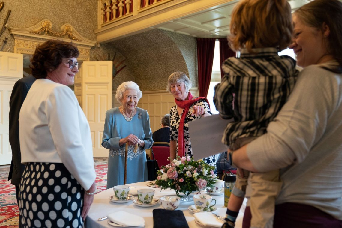 Königin Elizabeth II. emppfängt auf ihrem Landsitz Sandringham Bürgerinnen und Bürger aus der Gegend.