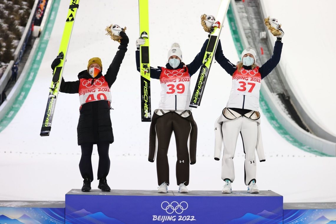 Skispringerin Katharina Althaus (l) freut sich bei der Siegerehrung über ihre Silbermedaile.