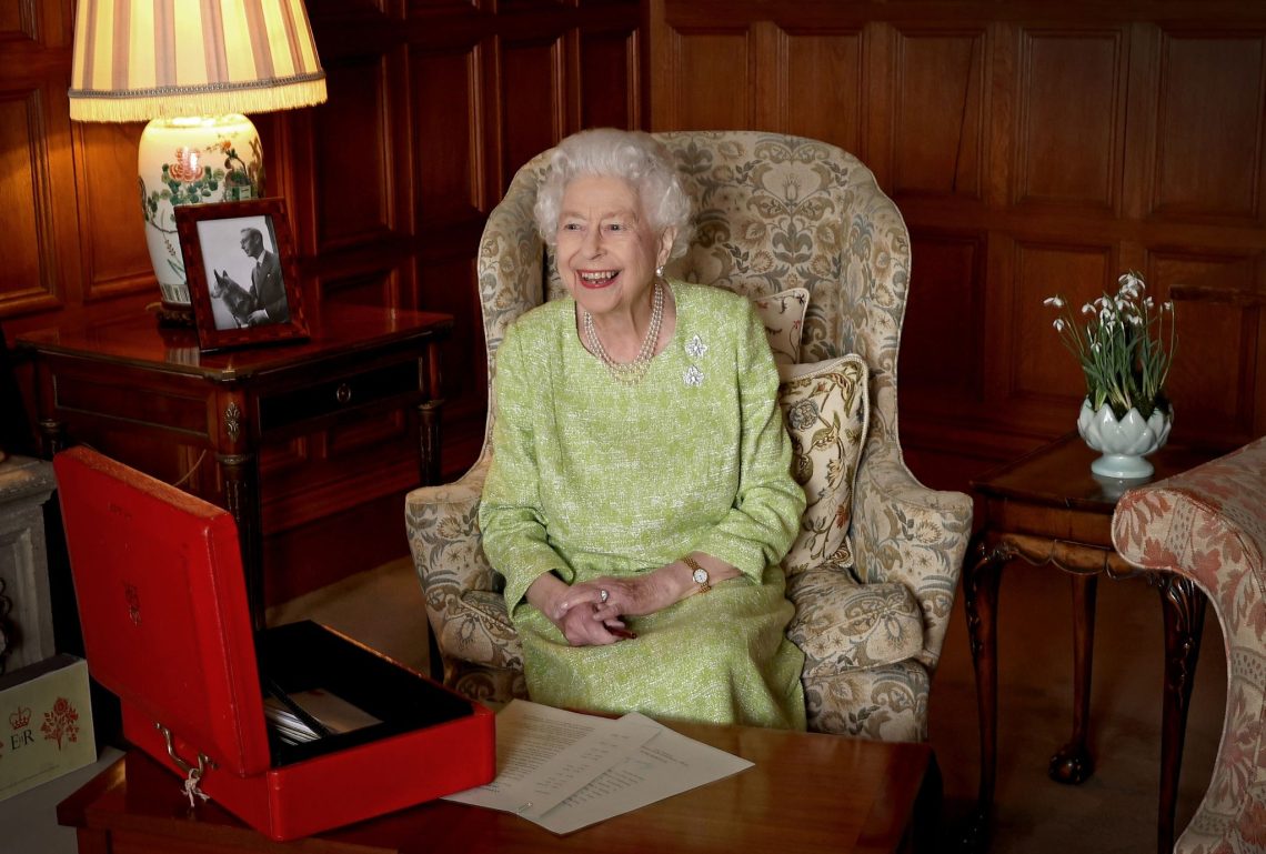 Königin Elizabeth II. in einem Zimmer auf dem Landsitz Sandringham. Die Queen sitzt vor einer der legendären roten Aktentaschen, in der sie fast täglich Informationen über politische Ereignisse in Großbritannien erhält.