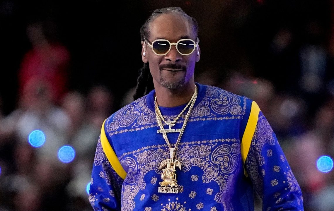 Rapper Snoop Dogg bei der Halbzeitpause des 56. Super Bowl.