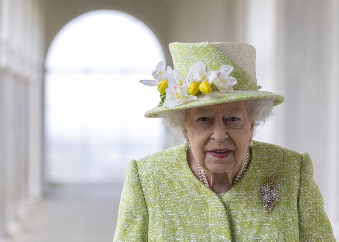 Queen Elizabeth verspürt weiterhin leichte erkältungsähnliche Symptome.