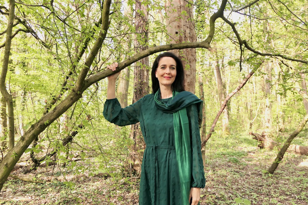 Zeitreisende Julia Kröhn reist als Klara Jahn in einen uralten Wald