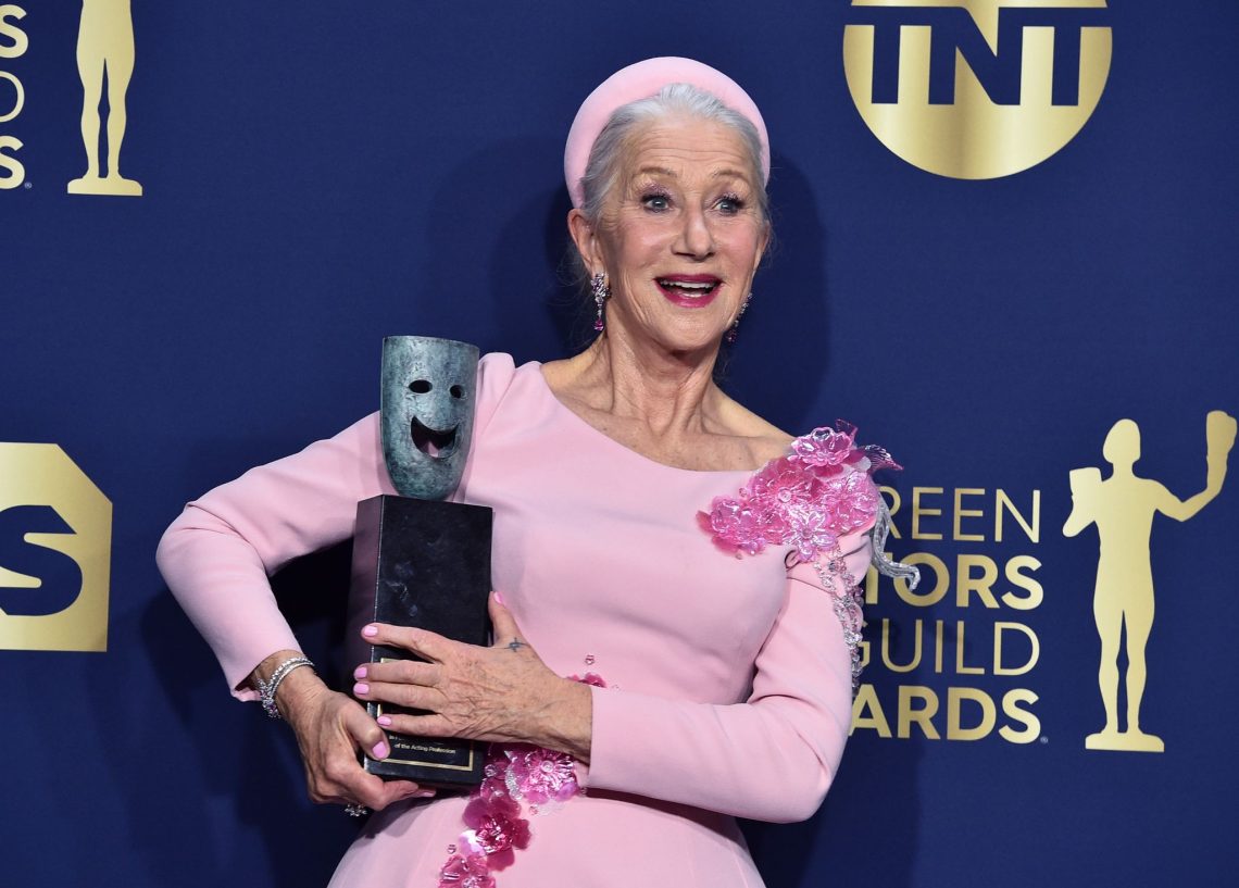 Mit Preis unterm Arm: Helen Mirren bei den Screen Actors Guild Awards.