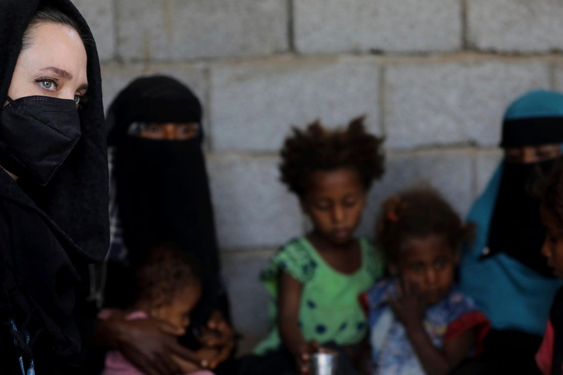 UN-Sonderbotschafterin Angelina Jolie (l.) im Gespräch mit vertriebenen Frauen in Al Kandam, Jemen.