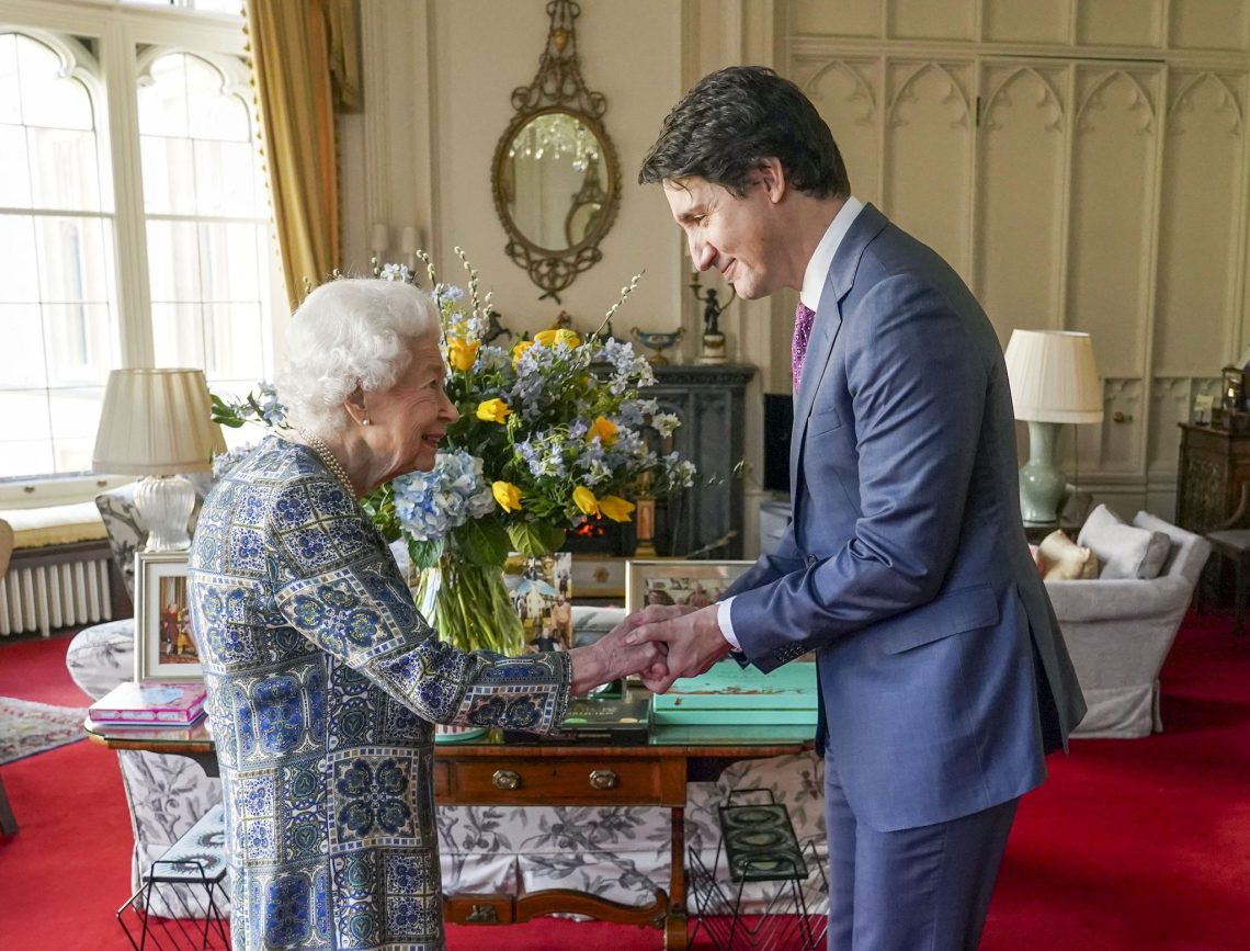 Königin Elizabeth II. (l) empfängt den kanadischen Premier Justin Trudeau auf Schloss Windsor.