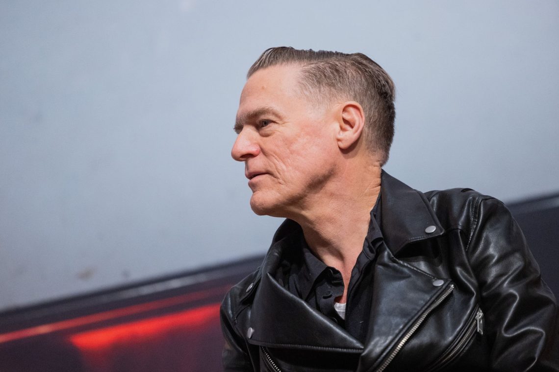 Der Rockmusiker Bryan Adams im Osthaus Museum Hagen.