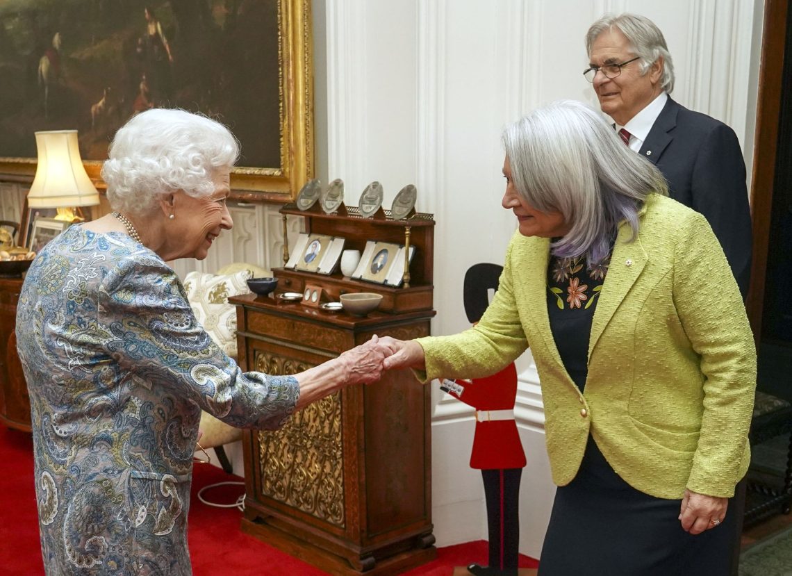 Königin Elisabeth II. und Mary Simon, die Generalgouverneurin von Kanada, geben sich zur Begrüßung die Hand.
