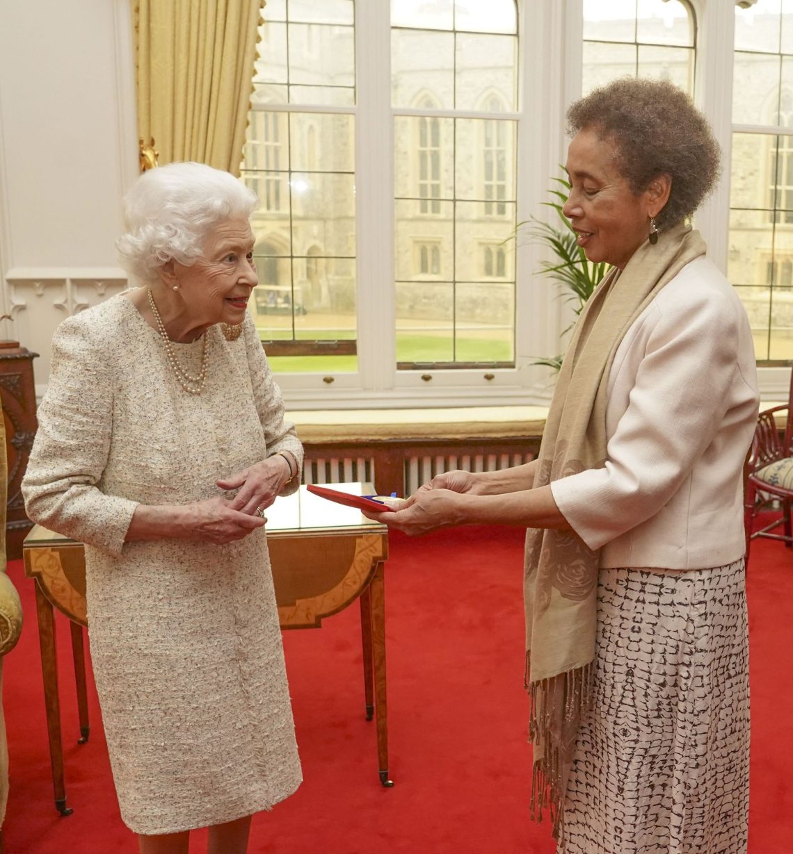 Königin Elisabeth II. überreicht der Schriftstellerin Grace Nichols (r) eine goldene Medaille für Poesie.