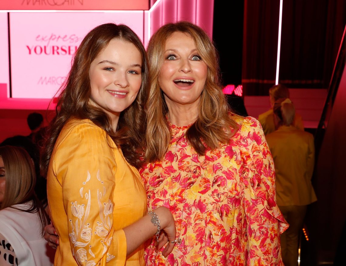 Frauke Ludowig (r) und ihre Tochter Nele auf der Berlin Fashion Week.