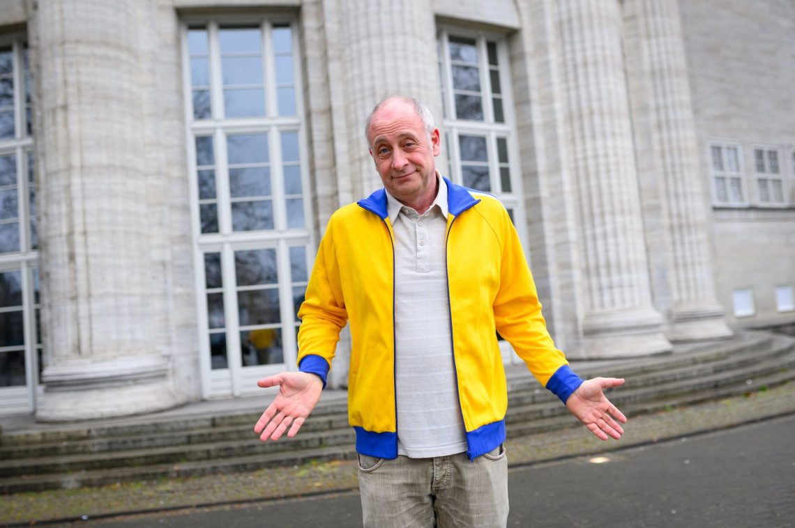 Der deutsch-französische Kabarettist und Satiriker Emmanuel Peterfalvi alias Alfons zeigt sich mit seiner nun aus Solidarität für die Ukraine gelb-blauen Trainingsjacke.