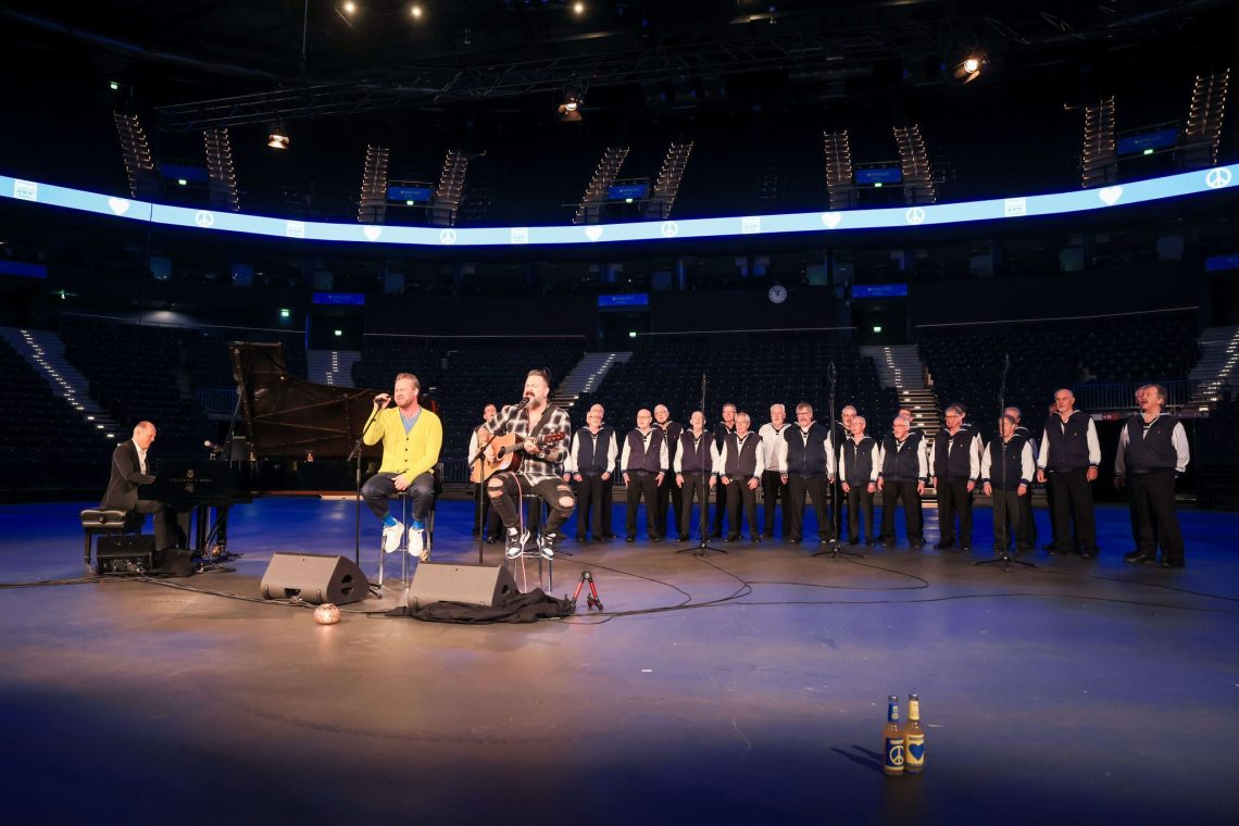 Joja Wendt (l-r), Sasha , Chris Vega und der Seemannschor Hamburg singen für die Kinder in der Ukraine.