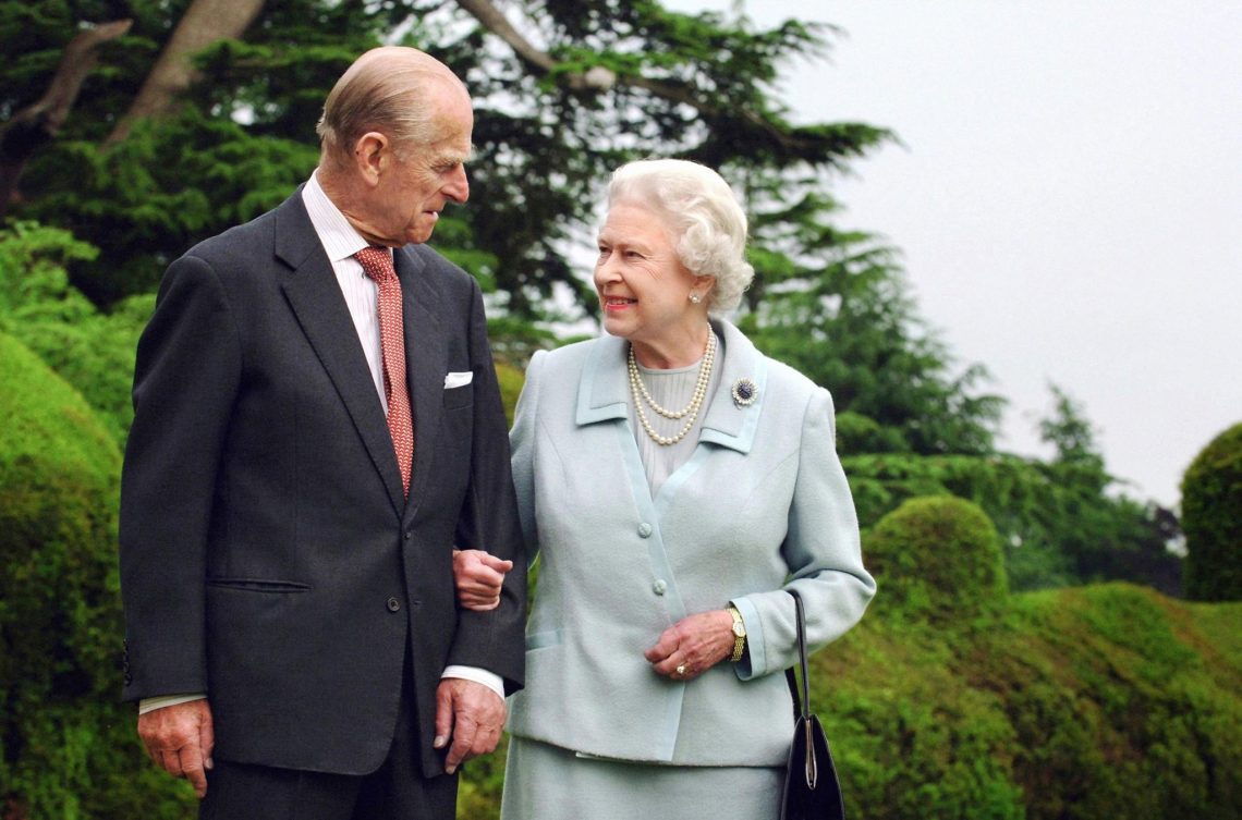 Queen Elizabeth II. und Prinz Philip, Herzog von Edinburgh, in der Gartenanlage von Broadlands in England (2007). Der Ehemann von Queen Elizabeth II. starb am 9. April 2021.