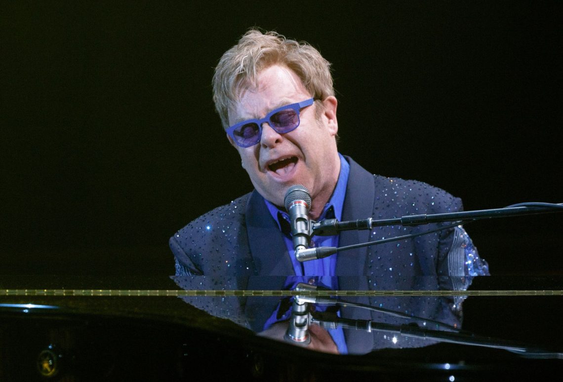 Auch Elton John unterstützt die Ukraine.