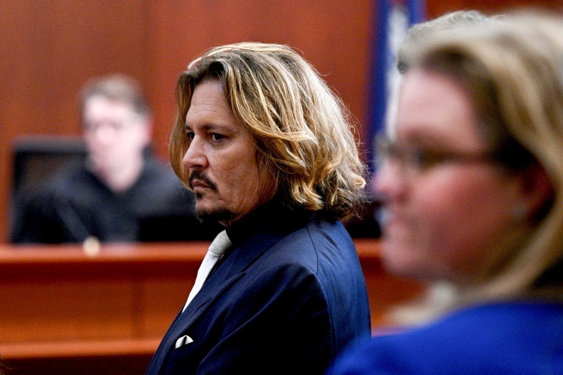 Johnny Depp sitzt im Gerichtssaal des Fairfax County Circuit Court.