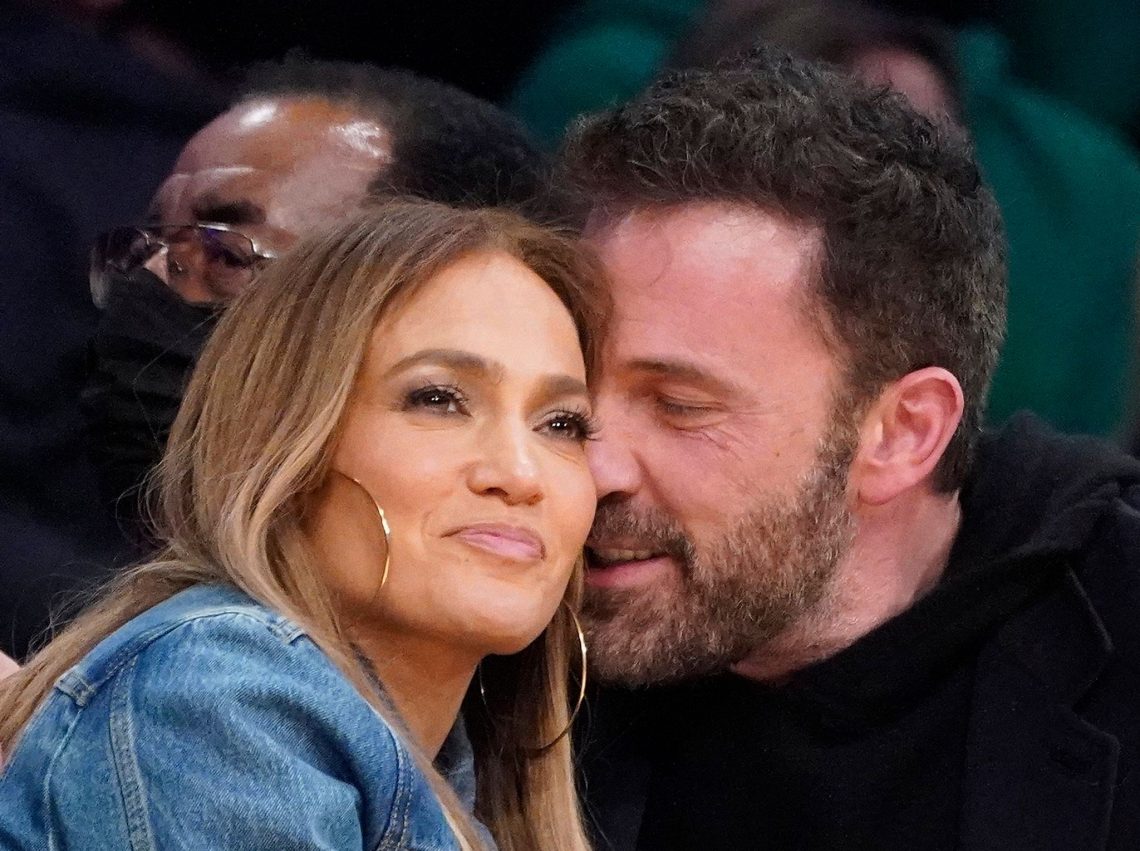 Die Schauspieler Ben Affleck und Jennifer Lopez sind sich ganz nah.