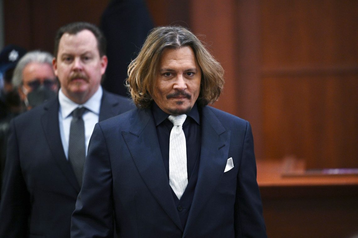 Johnny Depp (r) betritt den Gerichtssaal von Fairfax County.