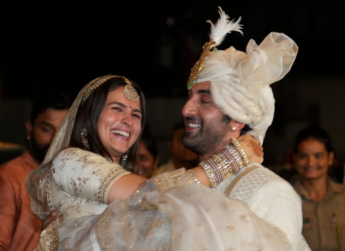 Die Bollywood-Schauspieler Ranbir Kapoor (r) und Alia Bhatt nach ihrer Hochzeit vor ihrem Haus in Mumbai.