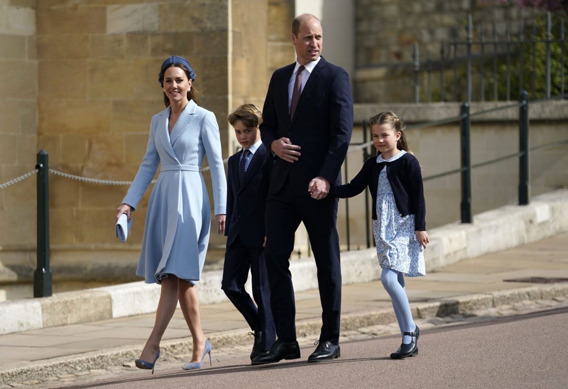 Herzogin Kate, Prinz George, Prinz William und Prinzessin Charlotte kommen zur Ostermesse in der St. George's Chapel auf Schloss Windsor.
