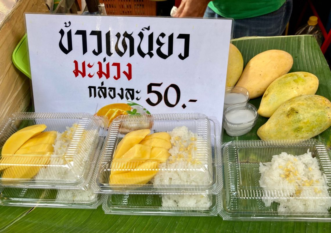 Mango Sticky Rice gibt es in Thailand an jeder Straßenecke. Die thailändische Regierung will die beliebte Süßspeise möglicherweise für das Weltkulturerbe der Unesco vorschlagen.