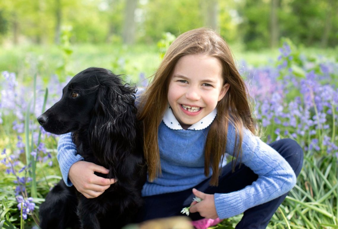 Die britische Prinzessin Charlotte feierte   ihren siebten Geburtstag zusammen mit dem Familienhund.