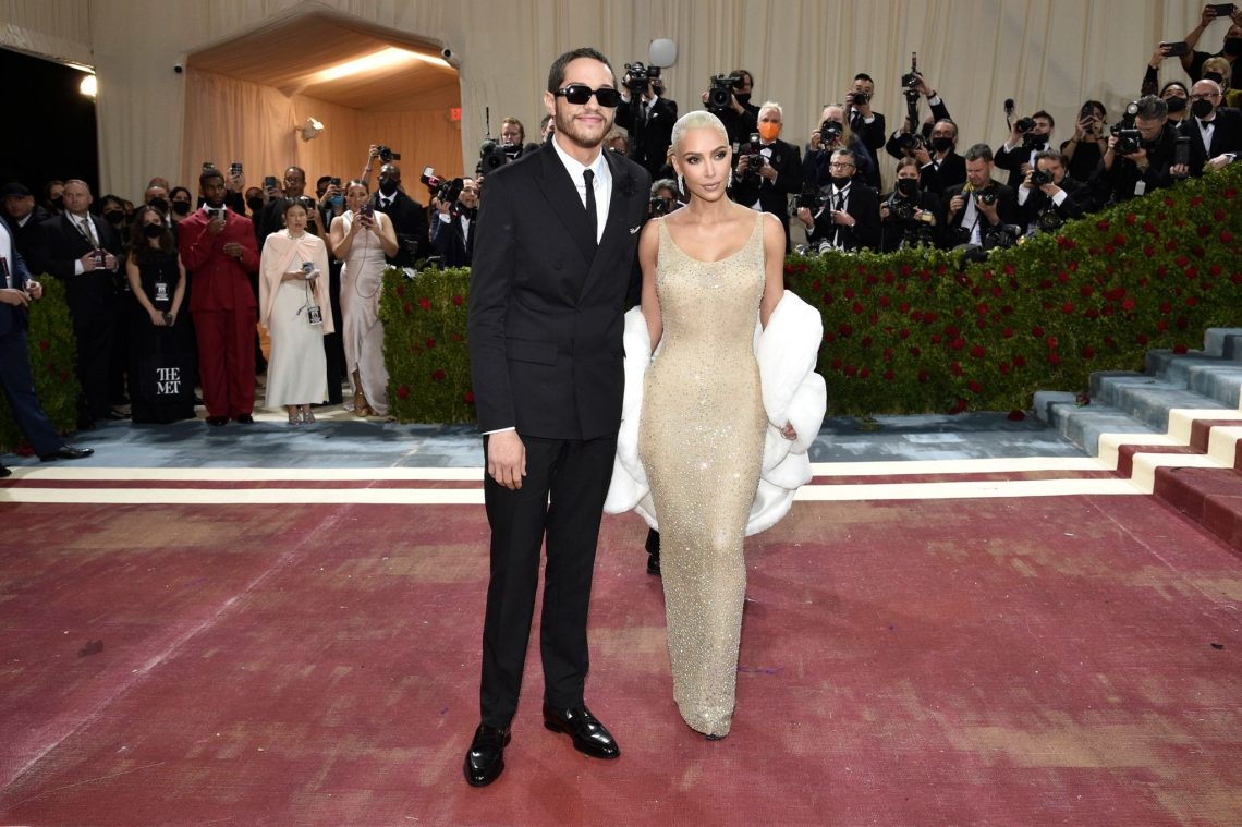 Kim Kardashian (r) und Pete Davidson kommen zur Met-Benefizgala.