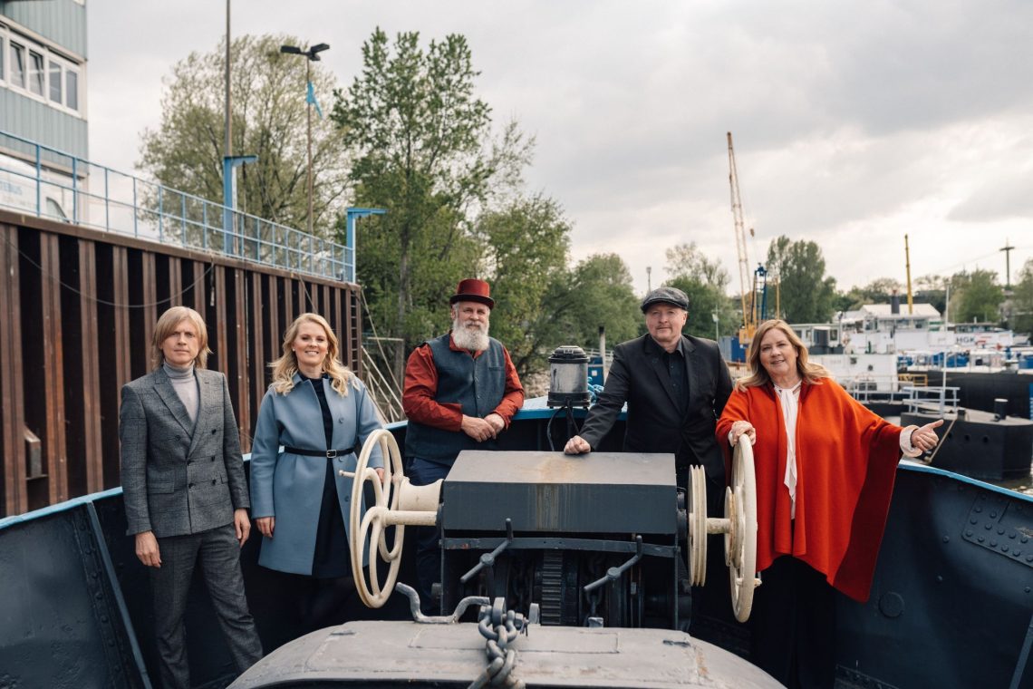 John (l-r), Patricia, Paul, Joey und Kathy Kelly auf ihrem Hausboot «Sean o'Kelley», das im Hafen von Köln lag.