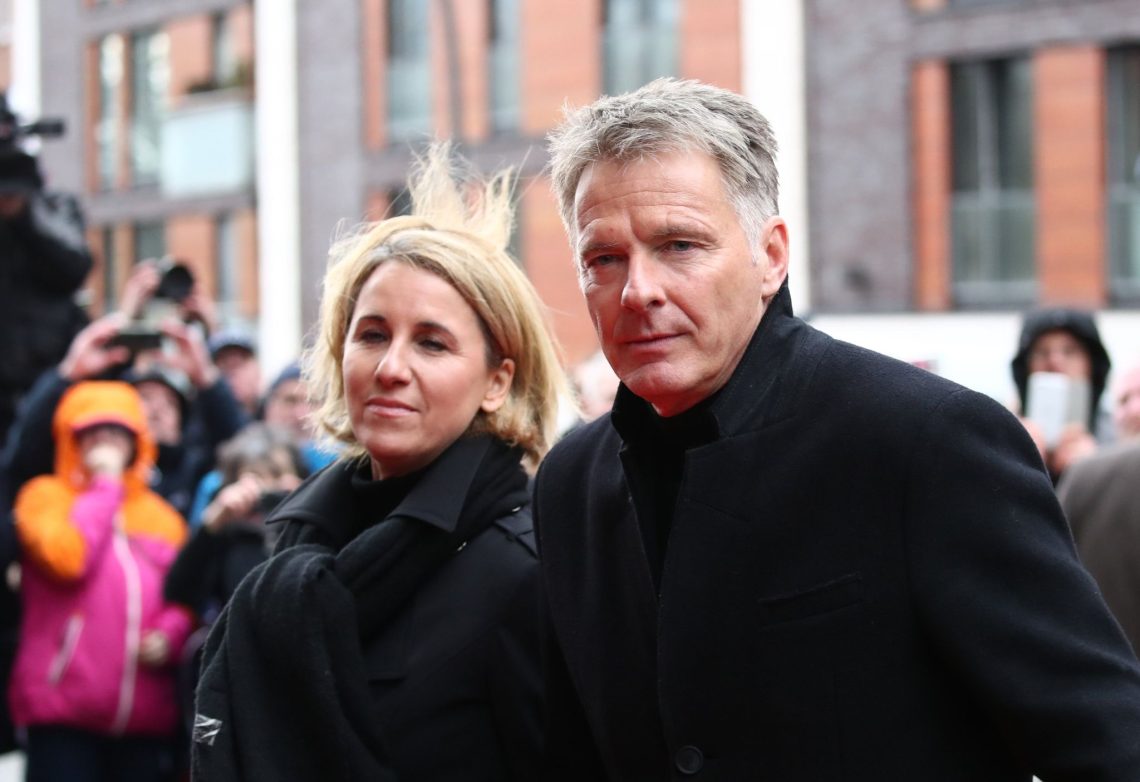 Jörg Pilawa und seine Frau Irina bei der  Trauerfeier für den Schauspieler J. Fedder. Das Paar hat sich getrennt.