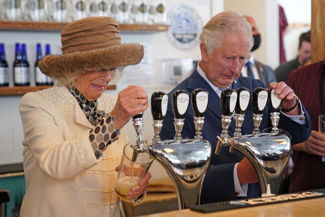Prinz Charles und Herzogin Camilla in der Quidi Vidi Brauerei im kanadischen St. John's.