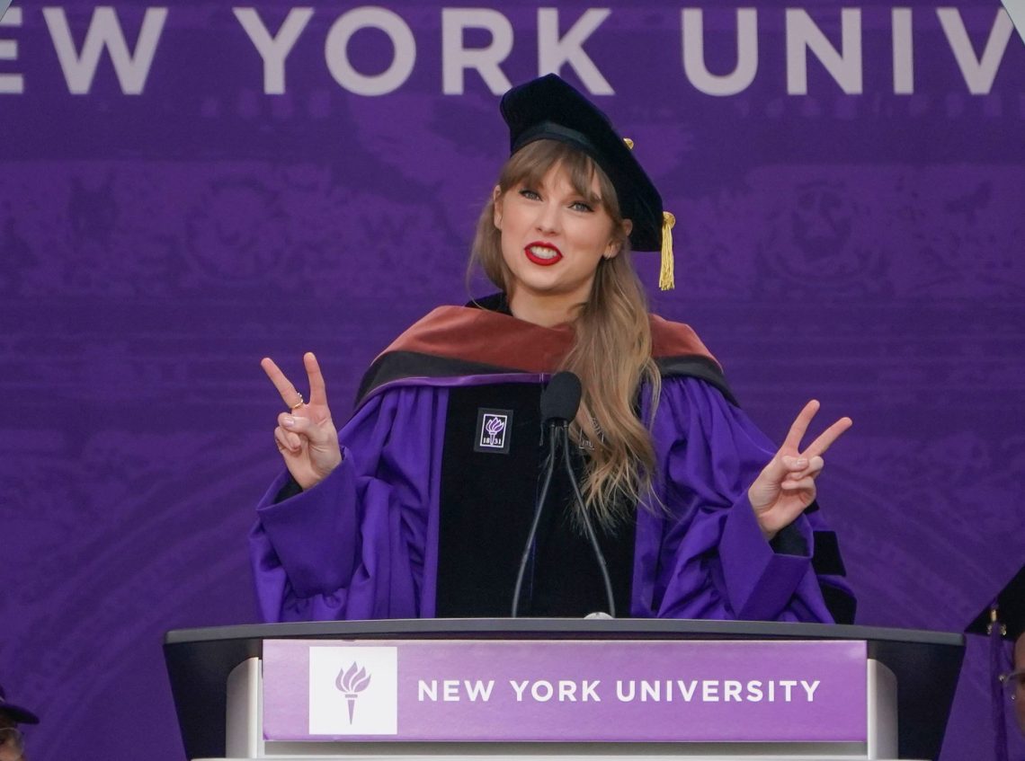 Taylor Swift spricht während einer Abschlussfeier der New York University im Yankee Stadium.