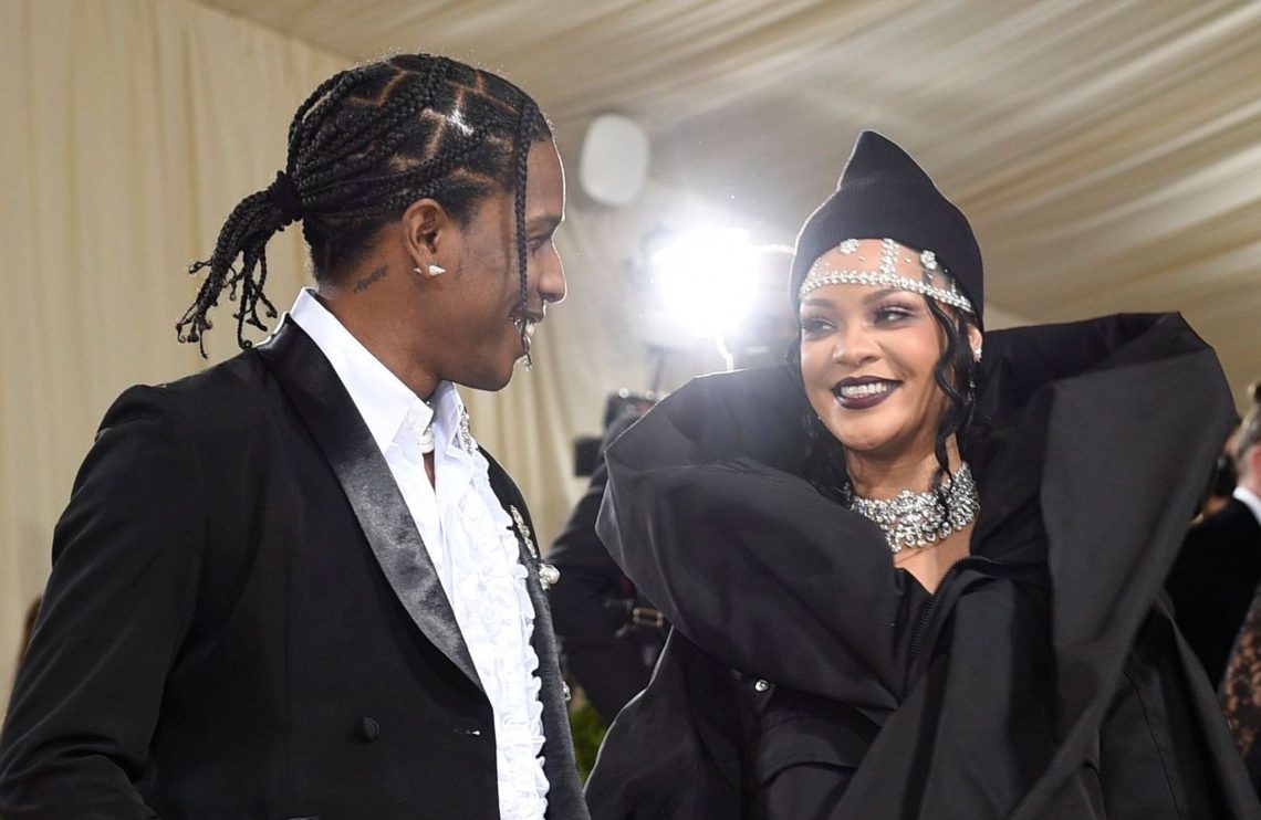 Geübt im großen Auftritt: Im Januar hatten Rihanna und Asap Rocky mit einer Serie von Fotos bekannt gemacht, dass sie ihr erstes gemeinsames Kind erwarten.