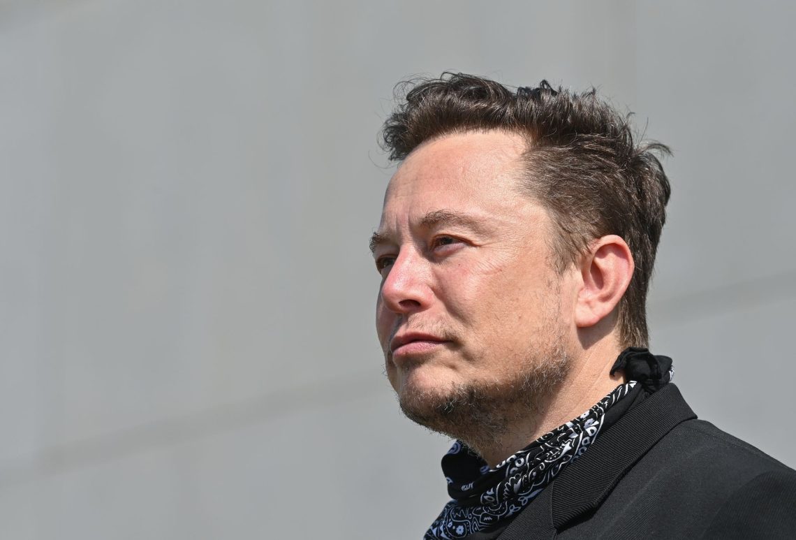 Elon Musk streitet den Vorwurf sexueller Belästigung vehement ab.