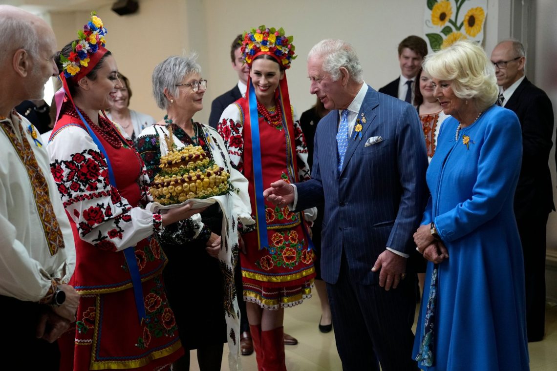 Prinz Charles (2.v.r.) und seine Frau Camilla (r.), Herzogin von Cornwall, trafen sich in Kanada mit Mitgliedern der ukrainischen Gemeinde.