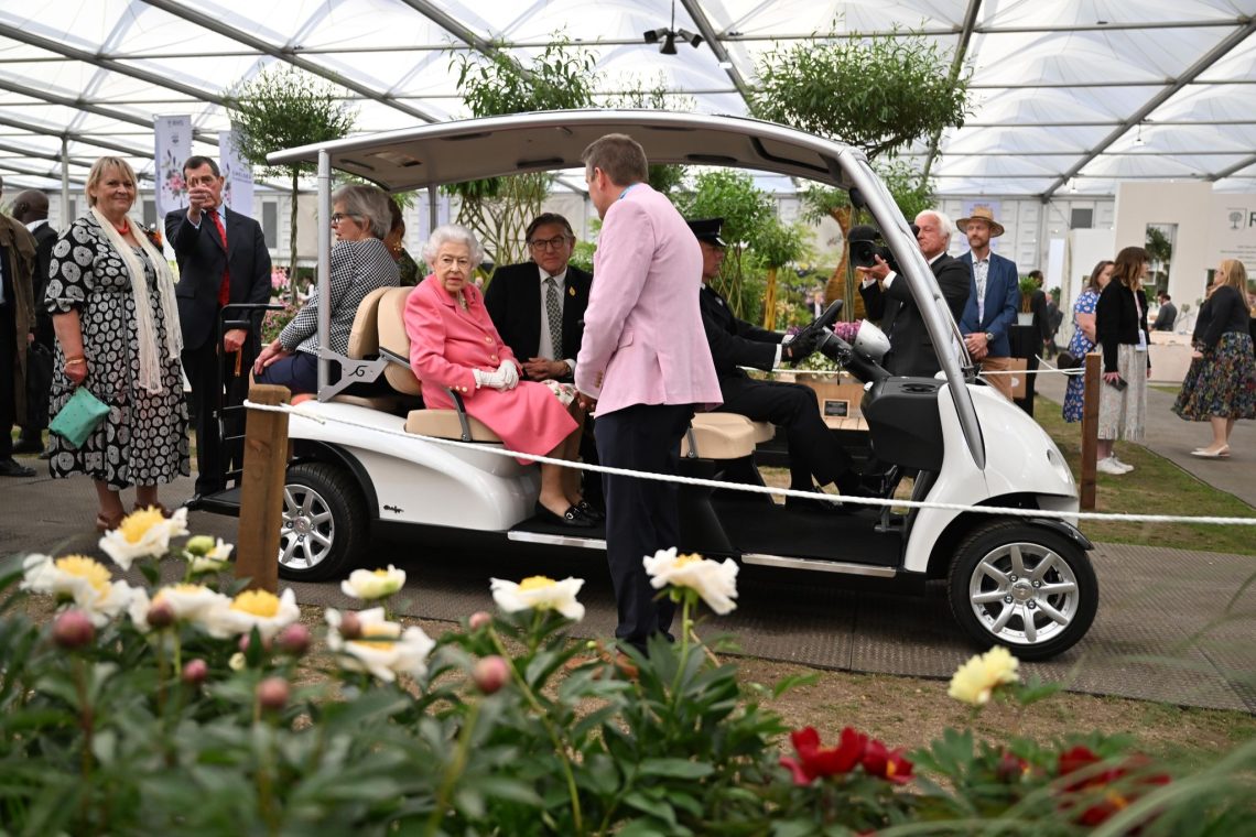Rundfahrt im Golf-Buggy: Die britische Königin Elizabeth II. besucht die Chelsea Flower Show.