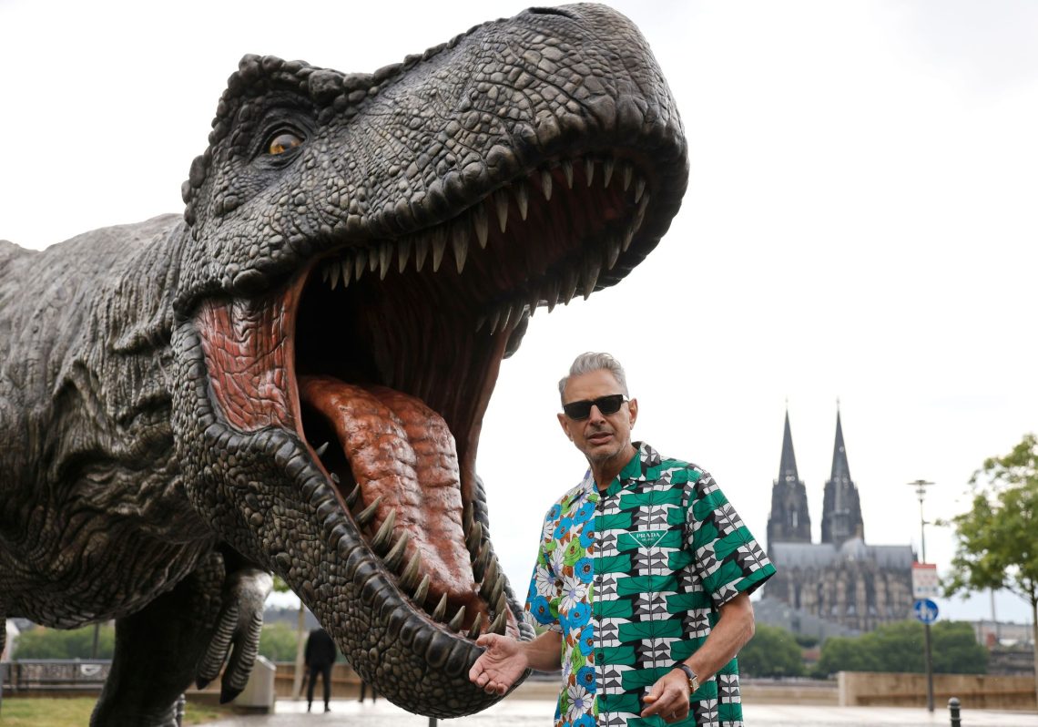 Jeff Goldblum vor einer T-Rex Figur in Köln. Der Schauspieler ist auf Werbetour für den neuen «Jurassic-World»-Film.