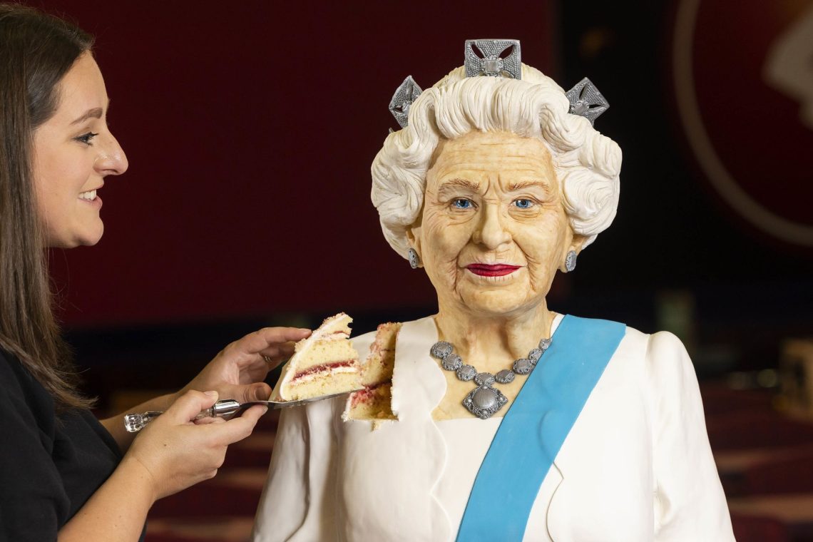 Bäckerin Lara Mason von Cake Anything  enthüllt eine lebensgroße Torte von Königin Elisabeth II. in Birmingham.
