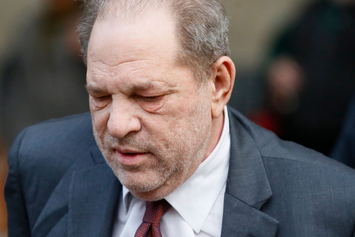 Der ehemalige Filmproduzent Harvey Weinstein verlässt nach einem Prozesstag im Februar 2020 das Gerichtsgebäude in New York.
