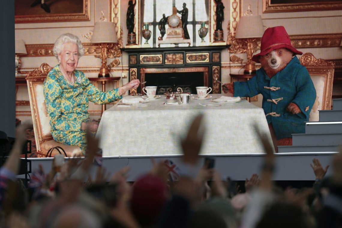 Auf Video festgehalten und bei der Platin-Party gezeigt: Königin Elizabeth II. trinkt Tee mit dem Bären Paddington.